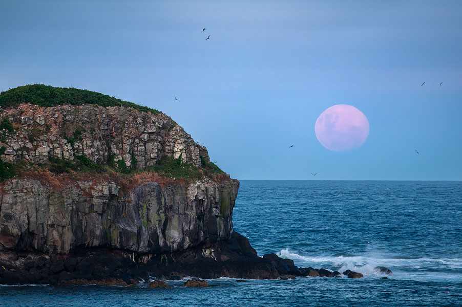 Moonrise over the ocean